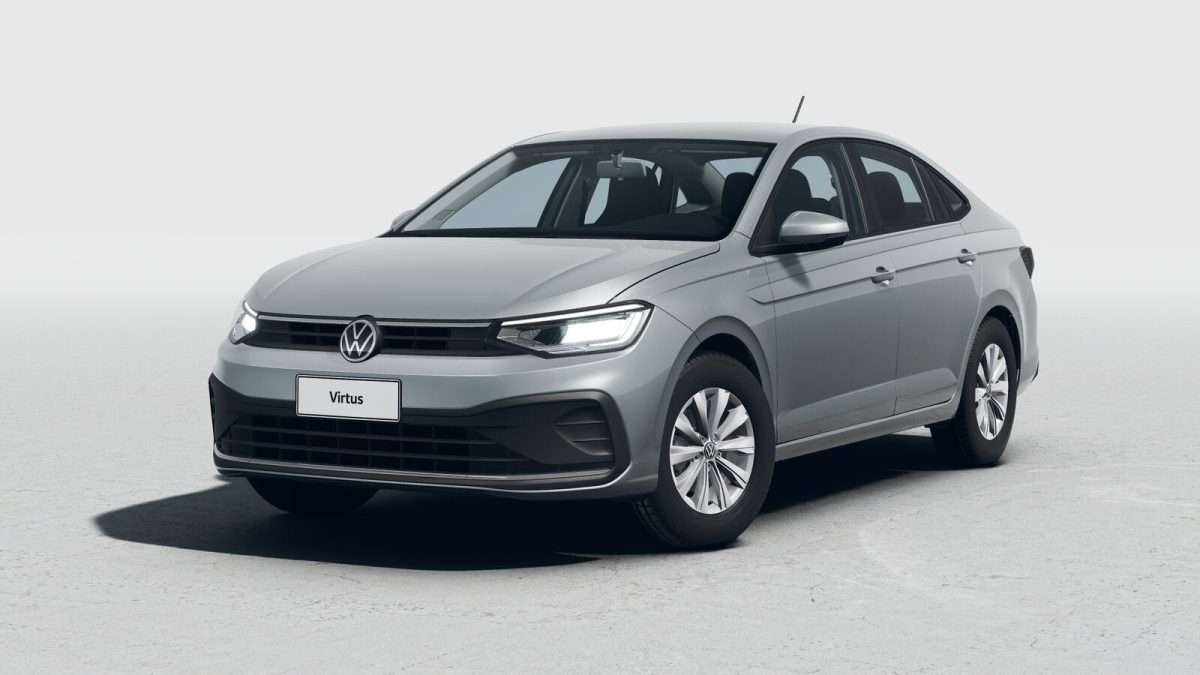 Carro Volkswagen Virtus cinza estacionado em um fundo neutro.