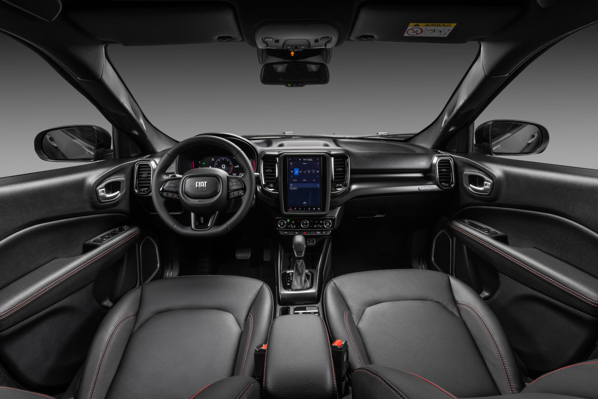 Interior de um carro Fiat com volante, painel touchscreen e bancos de couro pretos.