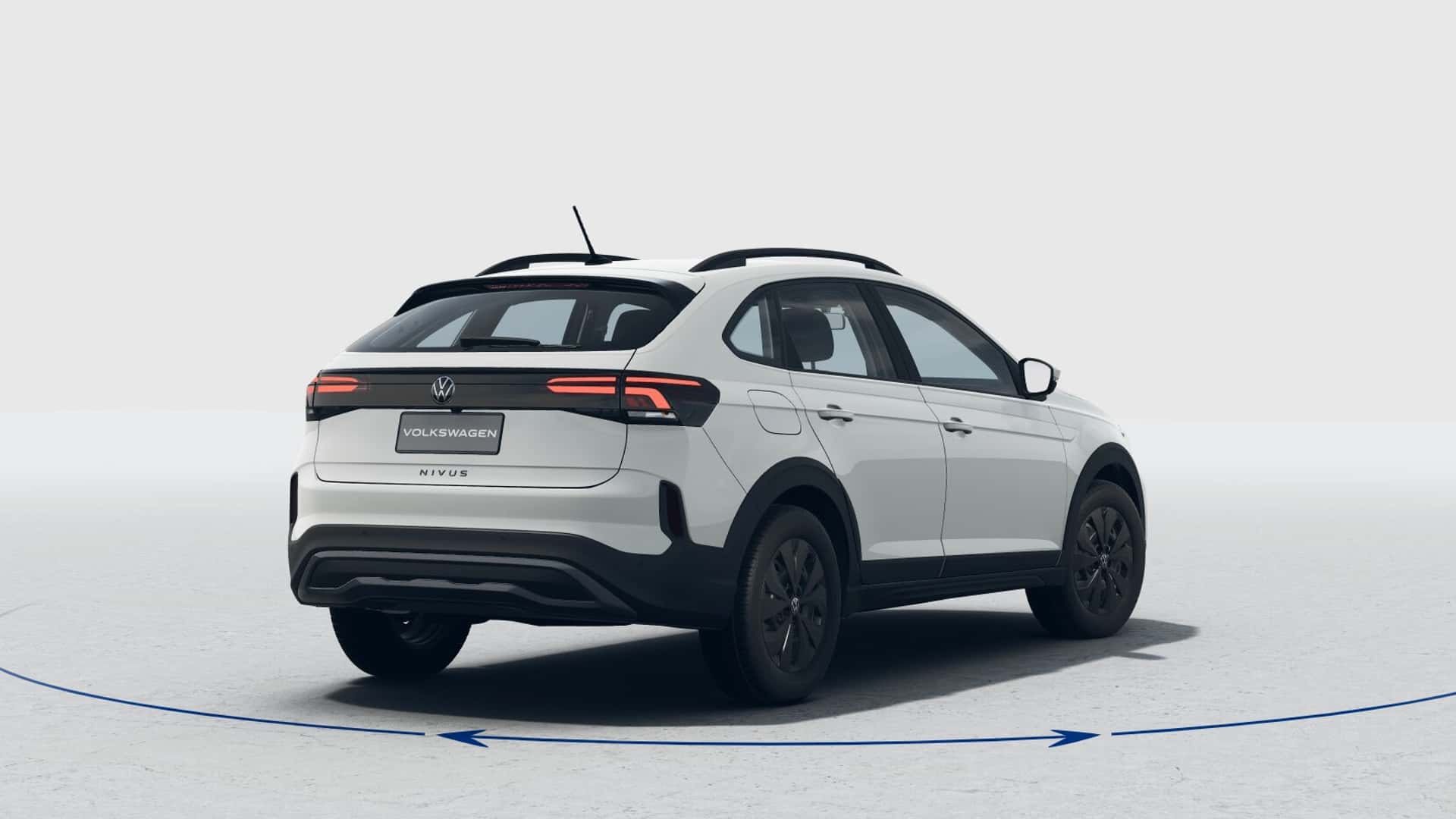 Um carro SUV branco da Volkswagen visto de trás, model Nivus, em uma superfície clara com uma curva azul embaixo.