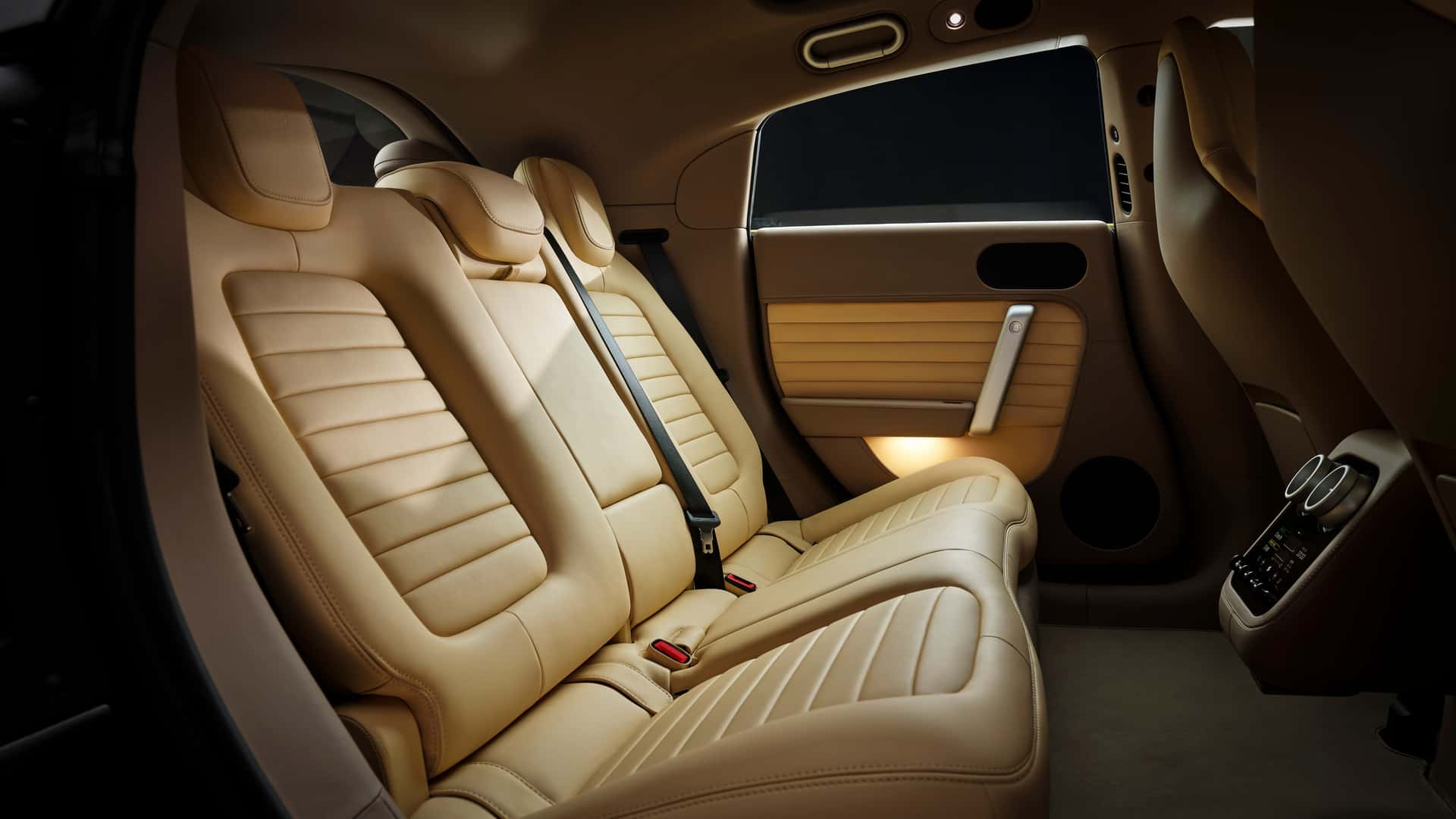 Interior de um carro com bancos traseiros em couro bege, iluminação suave e detalhes em design elegante.