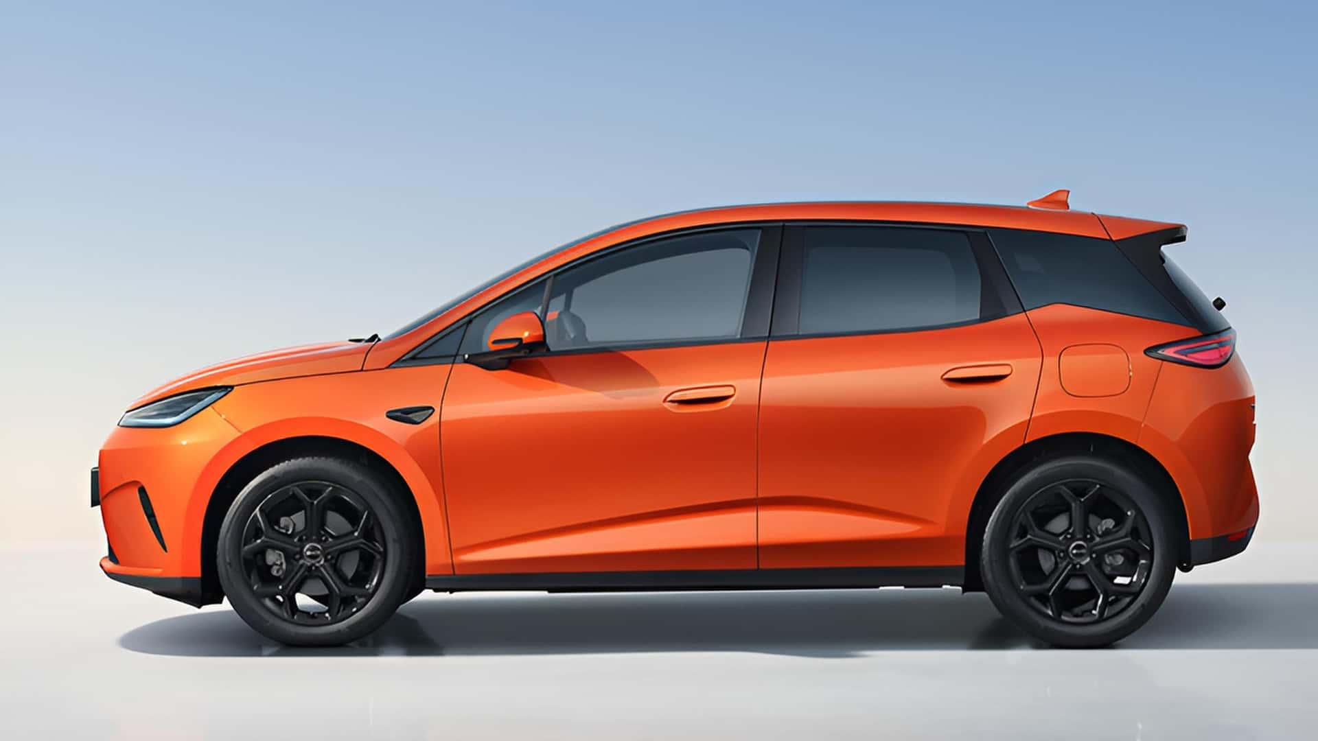 Carro elétrico laranja visto de lado com detalhes em preto e fundo claro.