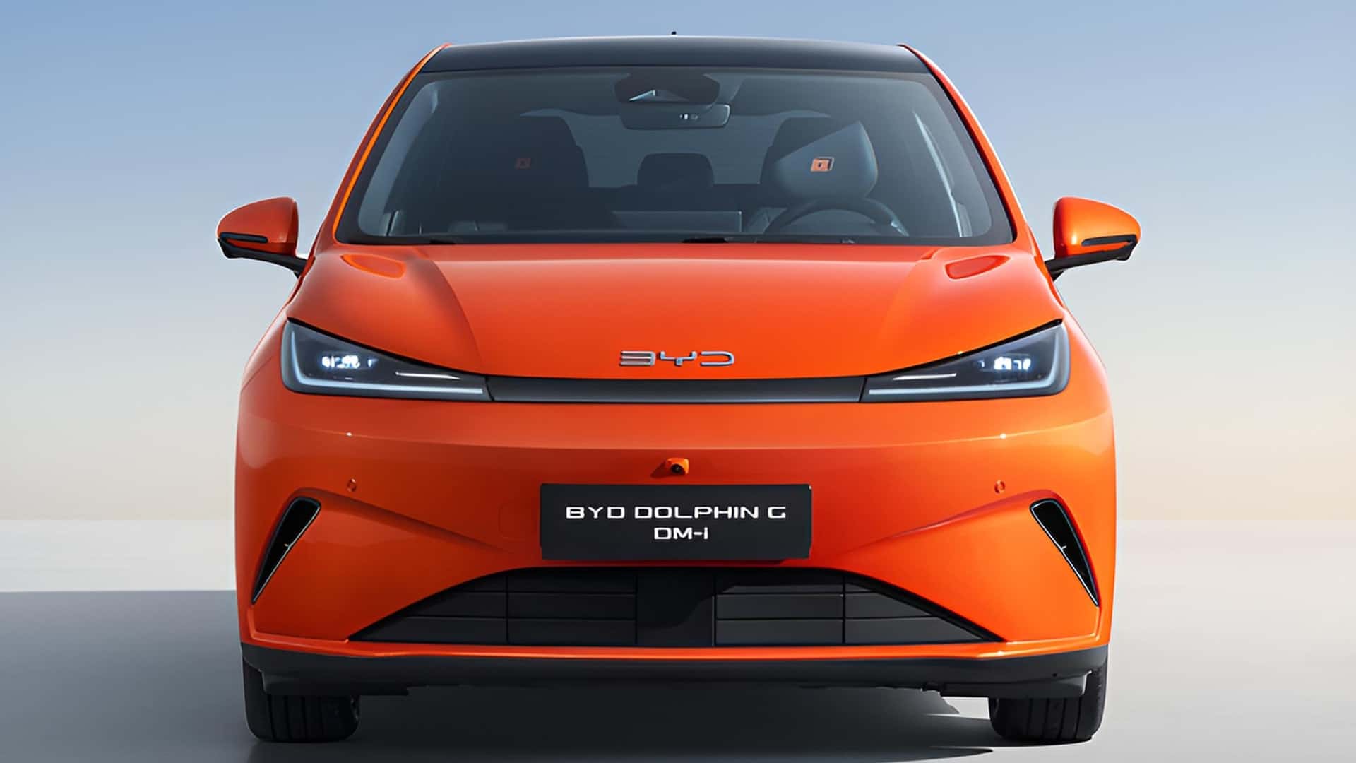 Frente de um carro elétrico BYD Dolphin G DM-i na cor laranja, exibindo design moderno e faróis LED.