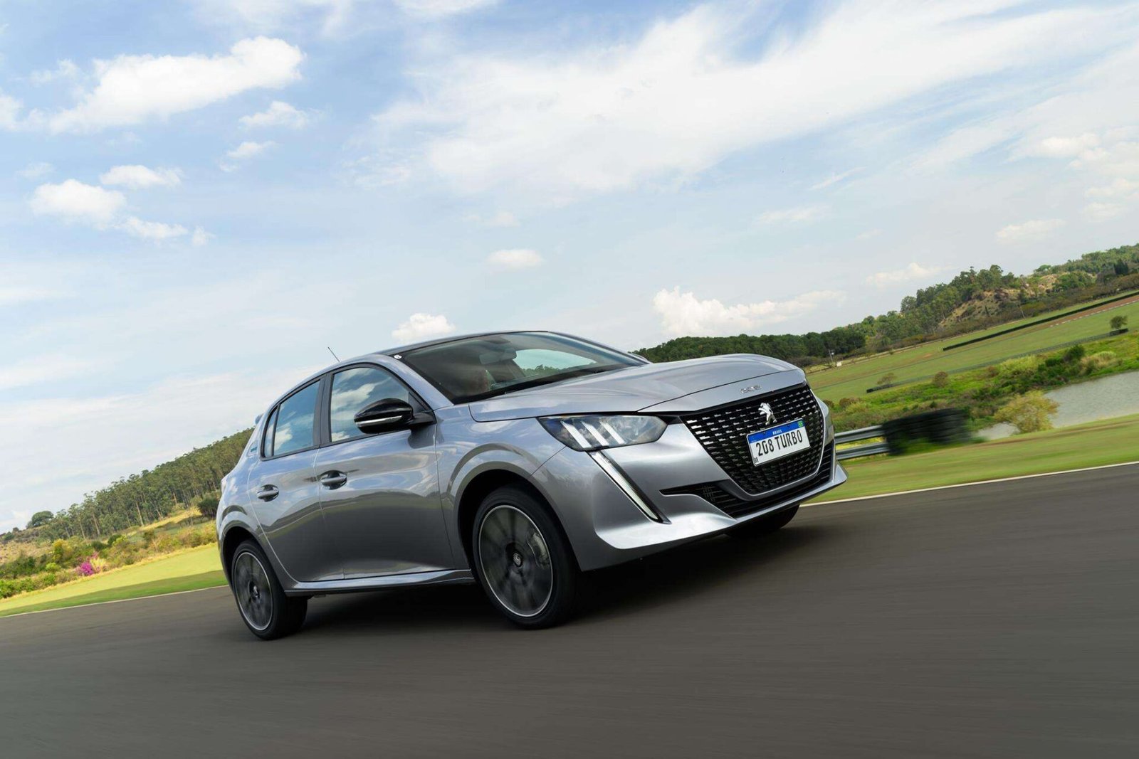 Peugeot 208 Turbo estreia abaixo de R$ 100 mil e é empolgante