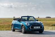 Mini Cabrio Sidewalk de 192 cv chega ao país por R$ 249.990