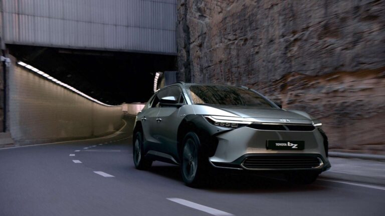 Toyota apresenta SUV que recarrega com energia solar