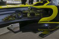 Carro de Fórmula 1 com imagem de Senna e Prost é doado