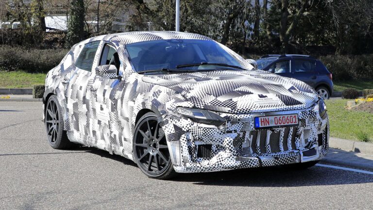 Primeiro SUV da Ferrari é flagrado em testes nas ruas