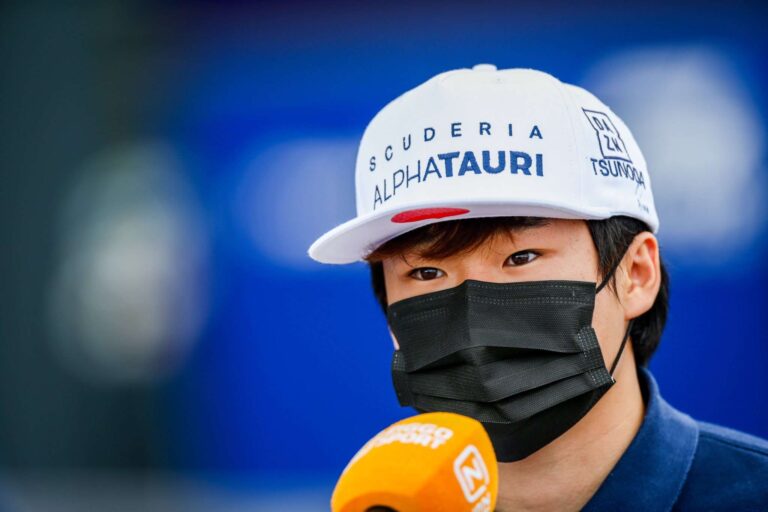 Tsunoda instala simulador de F1 em casa em busca de melhora