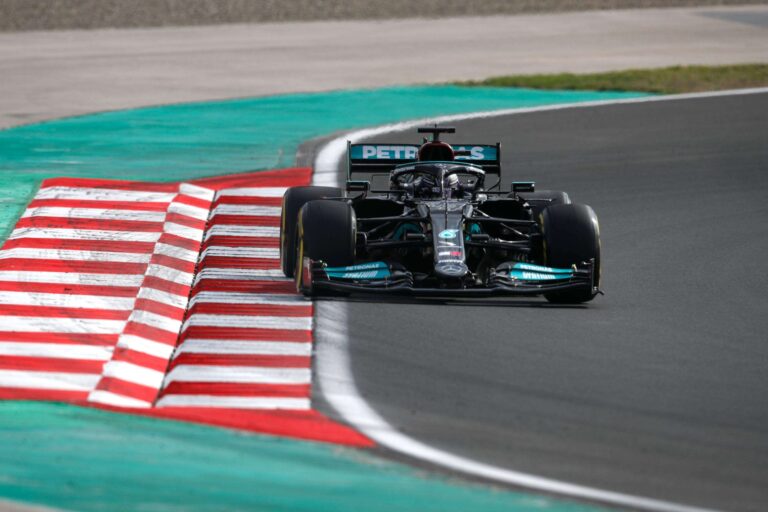 Hamilton é o melhor do dia na F1, mas vai perder posições