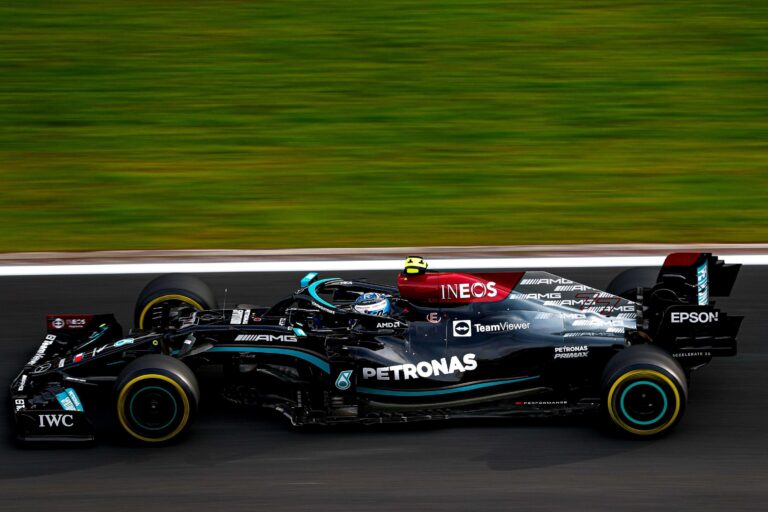 Hamilton domina classificação, mas Bottas herda pole na F1