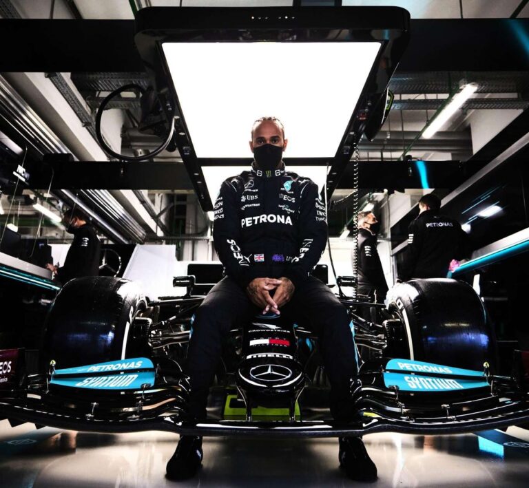 Hamilton surpreende Verstappen e é o mais rápido no FP1
