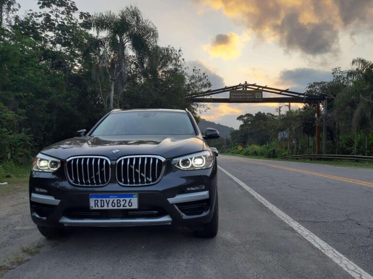 Avaliação: BMW X3 30e desafia motorista a se reinventar