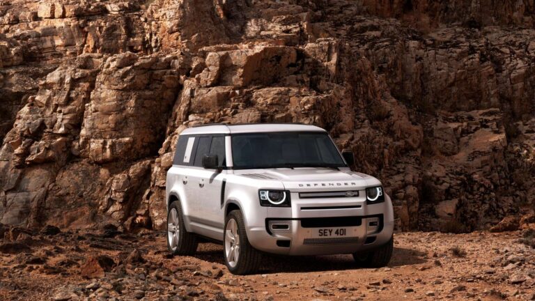 Land Rover Defender 130 estreia com 8 lugares e 5,36 metros