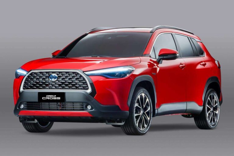 Corolla Cross vende mais que sedã e encosta no Compass