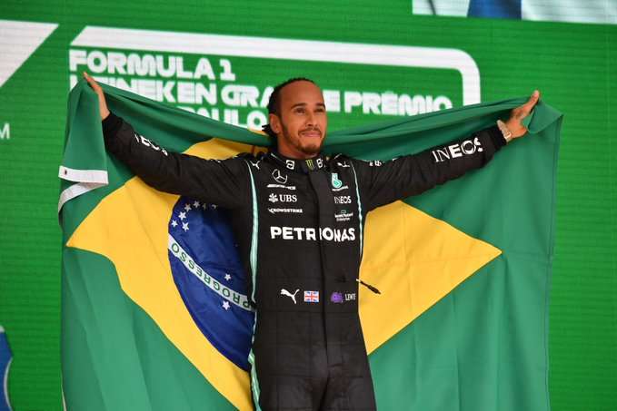 Hamilton resgata bandeira brasileira e faz o Brasil chorar