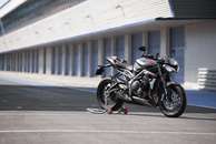 Triumph apresenta nova Street Triple RS para ser referência