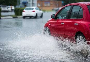 Como evitar imprevistos com o carro nas chuvas ou alagamentos