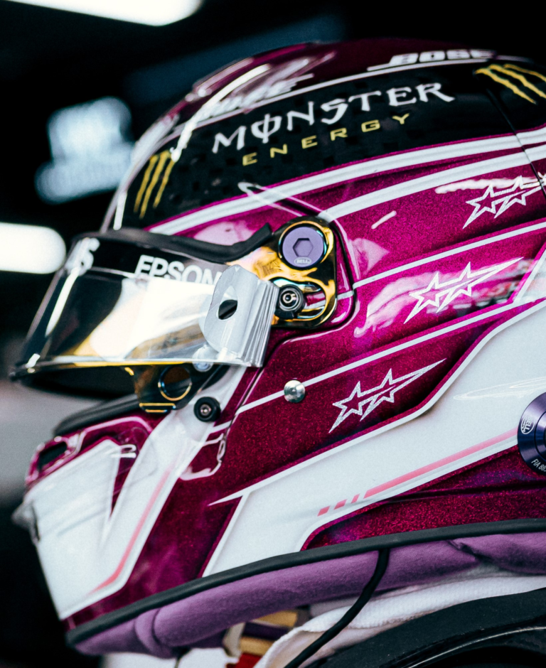 Como o roxo se tornou a cor de Lewis Hamilton