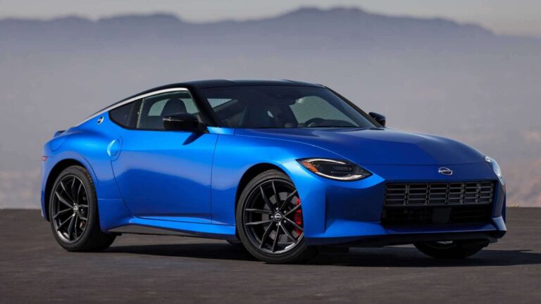 Novo Nissan Z estreia com visual retrô e motor V6 de 405 cv