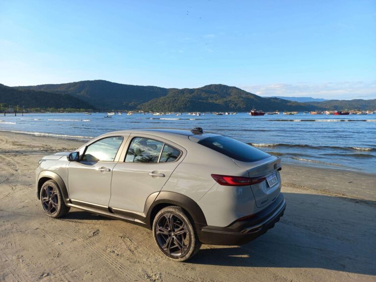 Ele dirige, Ela dirige: Fiat Fastback na cidade e na estrada