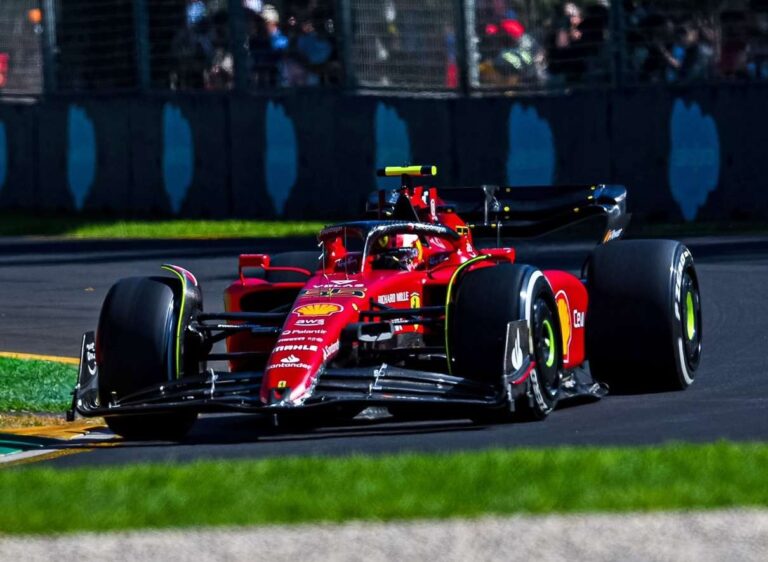 Carlos Sainz lidera primeiro treino livre da F1 na Austrália