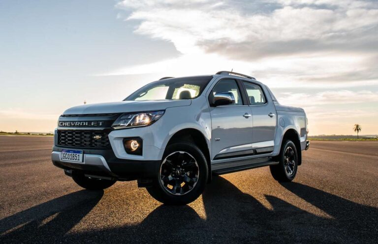 Chevrolet S10 incomoda Hilux há 3 meses e ultrapassa