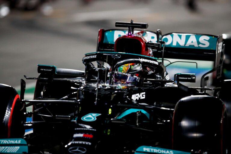 Hamilton vence mais uma e encurta vantagem de Verstappen