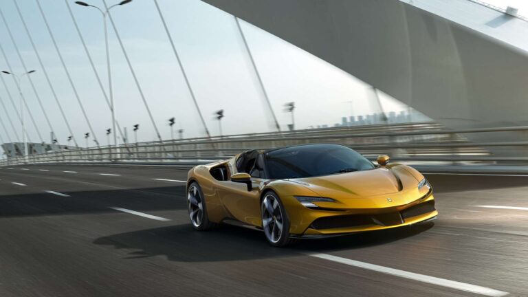 Ferrari vai vender conversível híbrido de 1.000 cv no Brasil