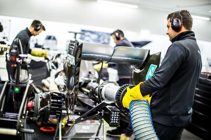 Mercedes e Haas iniciam a F1 2022 sem entrar na pista
