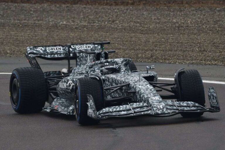 Alfa Romeo F1 testa carro com pintura camuflada