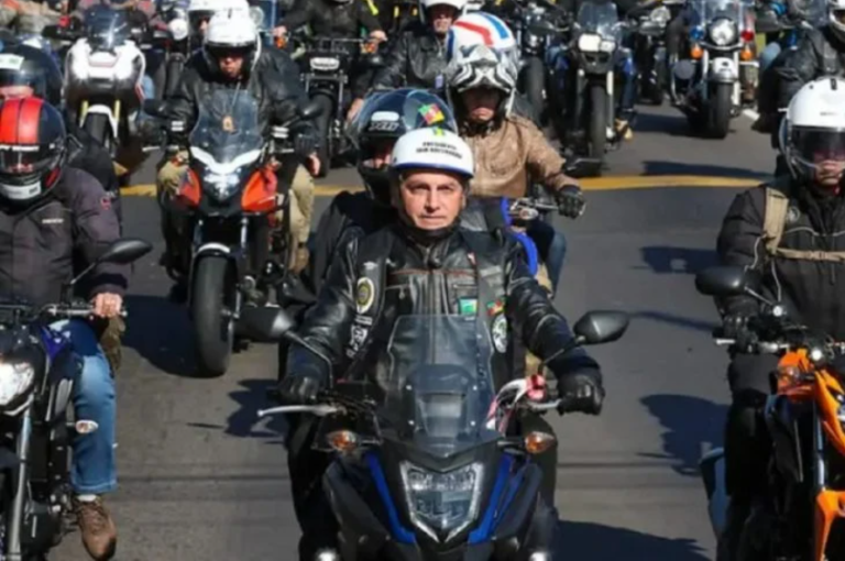 Motociata de Bolsonaro: carros parados e infração de trânsito