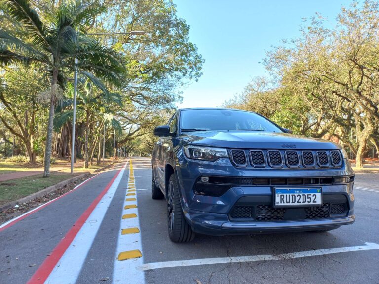 Jeep Compass 4xe faz 32,7 km/l na cidade (e não é milagre)