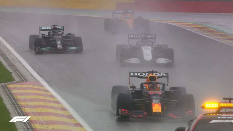 Vitória de Verstappen e pódio de Russel na não-corrida da F1