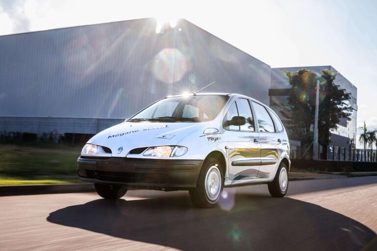 Viagem no tempo: rodamos com o 1º Renault Mégane Scénic nacional