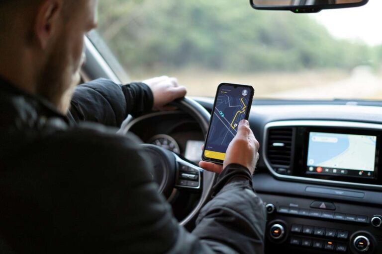Celular ao volante: você realmente sabe o que é permitido?