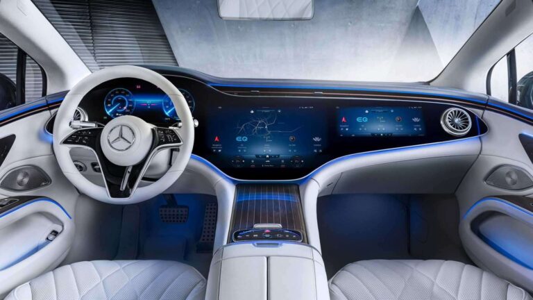 Mercedes revela sedã com multimídia gigante de 56”