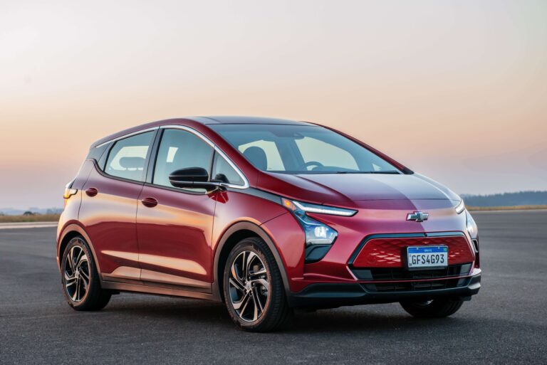 Novo Chevrolet Bolt elétrico chega ao Brasil em setembro