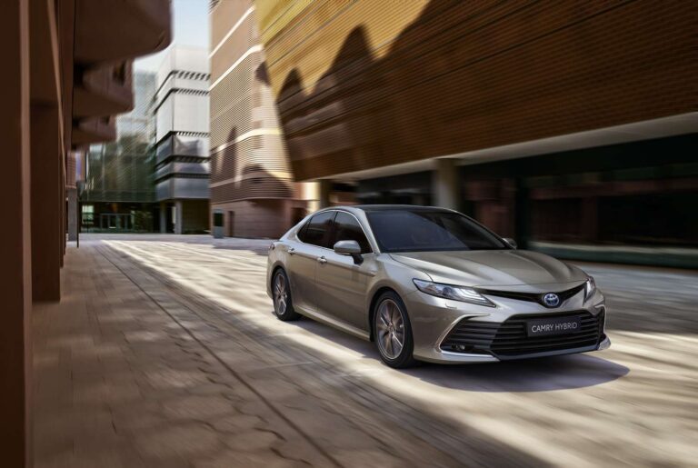 Toyota Camry 2023 retorna ao Brasil híbrido e com 211 cv