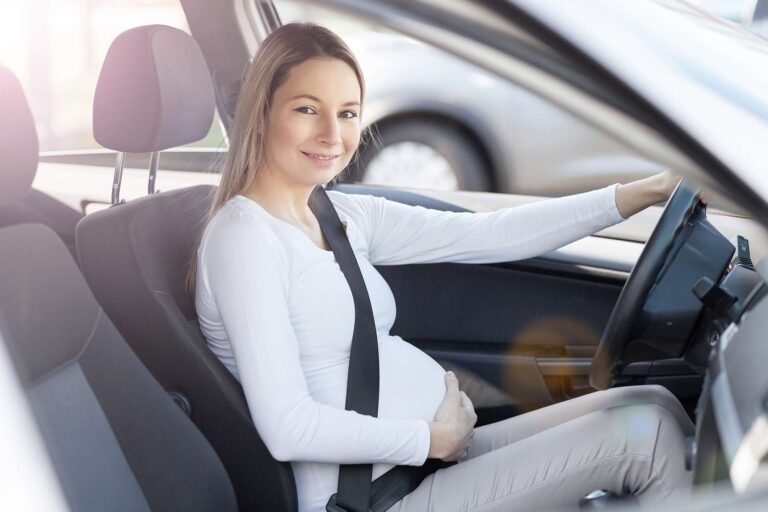 Grávida ao volante: 5 dicas essenciais para gestantes