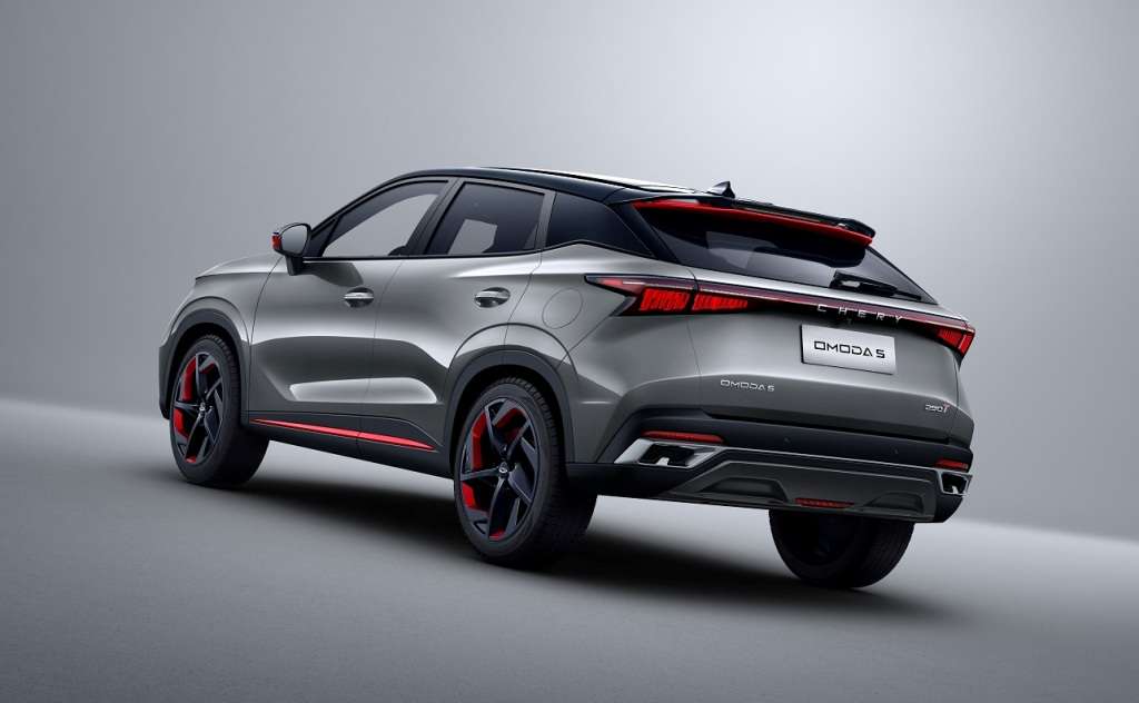 Vista traseira do carro SUV Chery Omoda S em cor prata com detalhes em vermelho.