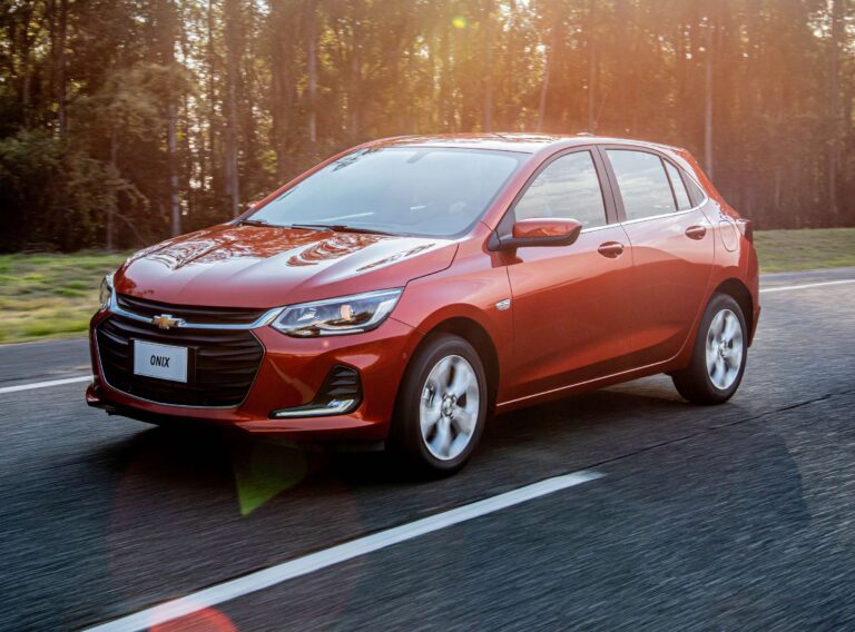 Chevrolet Onix supera Fiat Strada e fica em 1º lugar no mês