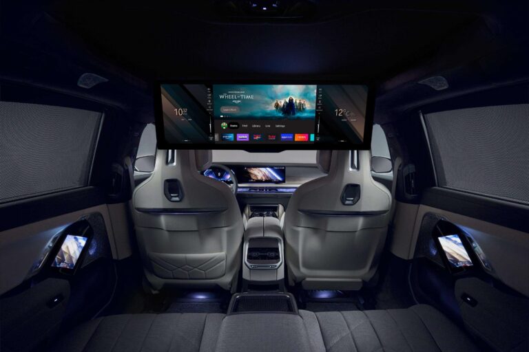 Novo carro elétrico da BMW tem tela de cinema no banco traseiro