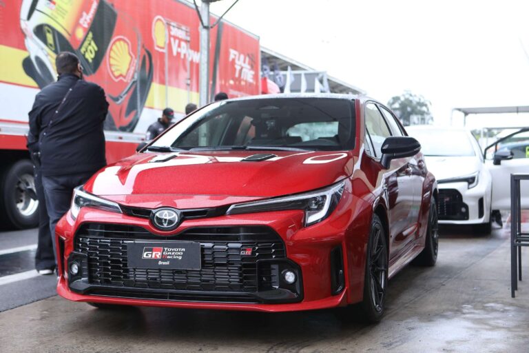 Na pista, o magnífico Toyota GR Corolla despeja adrenalina