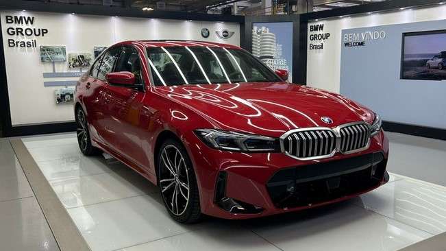 Você compraria um BMW 320i vermelho? A BMW aposta que sim
