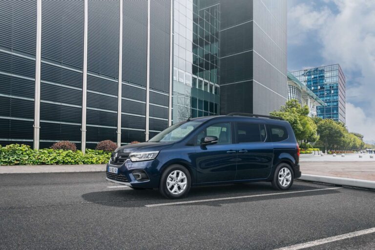 Renault lança Grand Kangoo com 7 lugares e porta deslizante