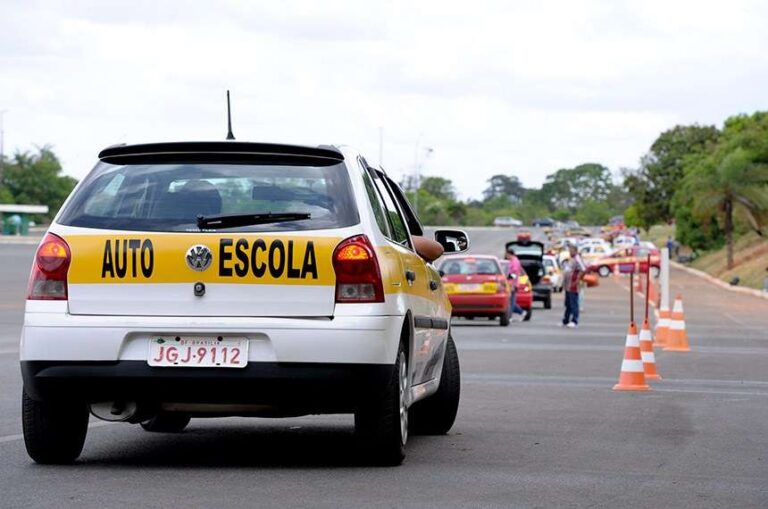 Autoescolas podem deixar de ser obrigatórias para tirar CNH