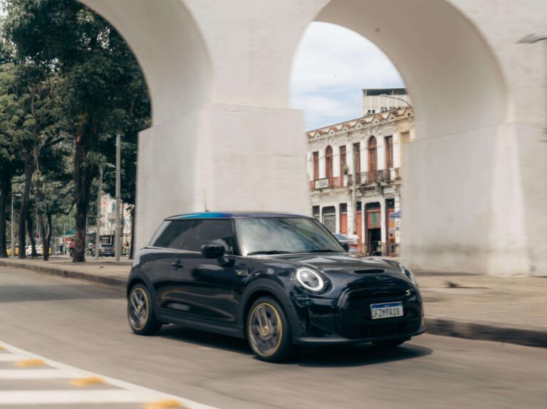 Mini bate recorde de vendas de carros eletrificados no Brasil
