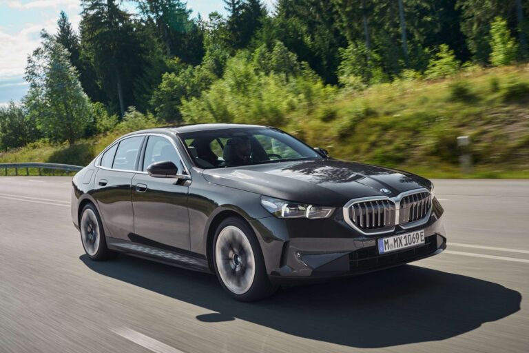 BMW Série 5 terá versões híbridas plug-in em novembro