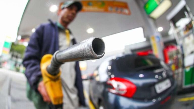 Litro da gasolina chega a R$ 7,56 com alta de 10% no semestre