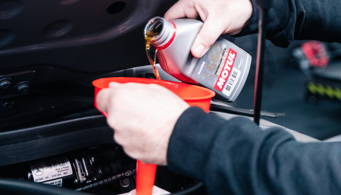 Cor do óleo do motor tem a ver com qualidade? Motul diz que não!